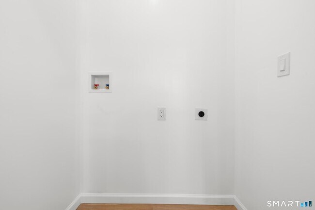 Building Photo - 810 Brewster St