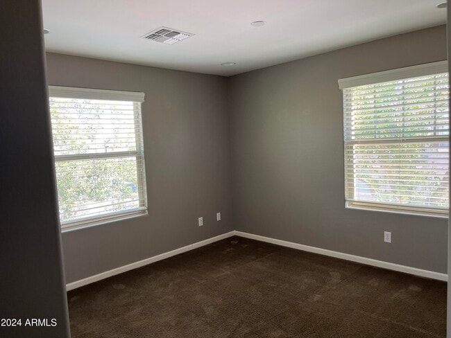 Building Photo - 1360 S Ponderosa Dr