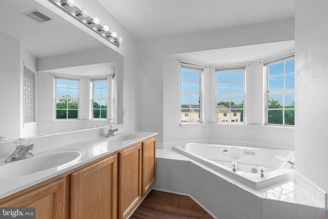Building Photo - 21639 Kings Crossing Terrace