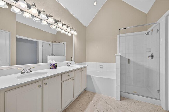 Building Photo - 7914 Loyel Pointe Dr