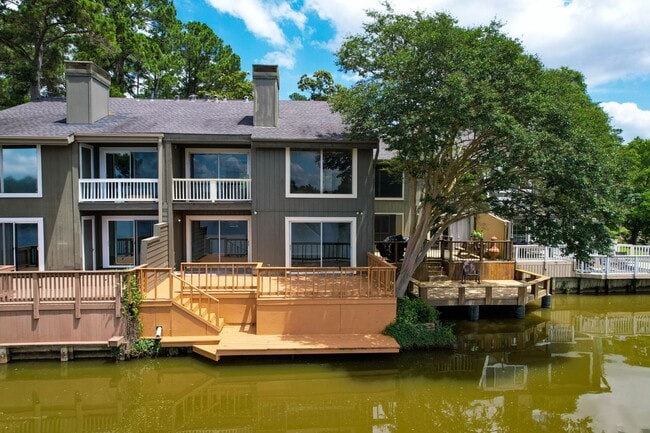 Building Photo - Waterfront Townhome in Elkins Lake