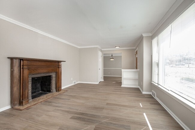 Building Photo - Spacious 3 bedroom/2 bath Cleveland Hts single family house!