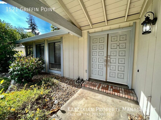 Building Photo - 4 bedroom 2 1/2 Bath Venetian Gardens HOA ...