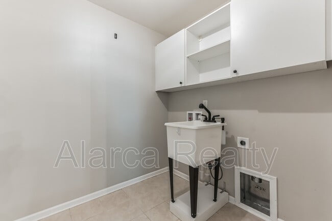 Building Photo - 7419 Canova Ln