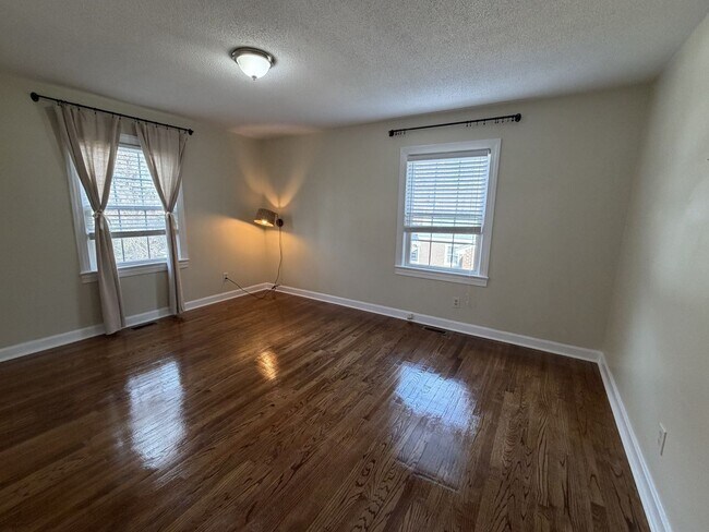 Building Photo - 1204 Rodgers Dr