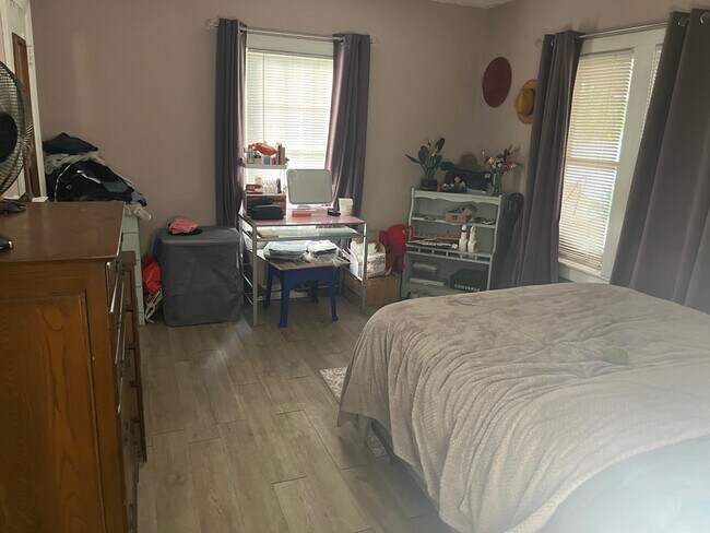 Building Photo - 821 Newton Ave S