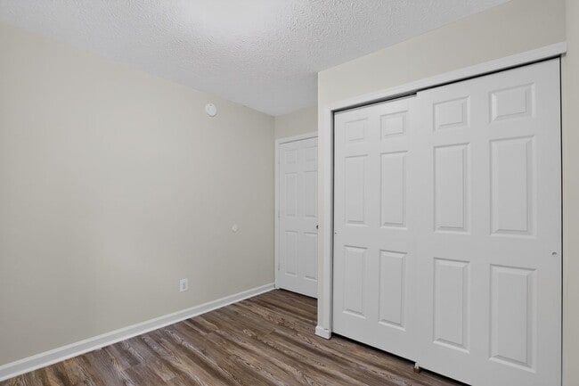 Building Photo - 3 Bedroom End Unit Townhouse