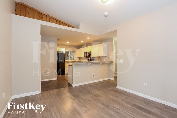 Building Photo - 2329 Chipley Ave