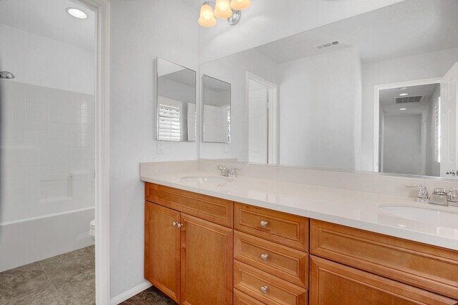 Building Photo - 607 Calle Vibrante