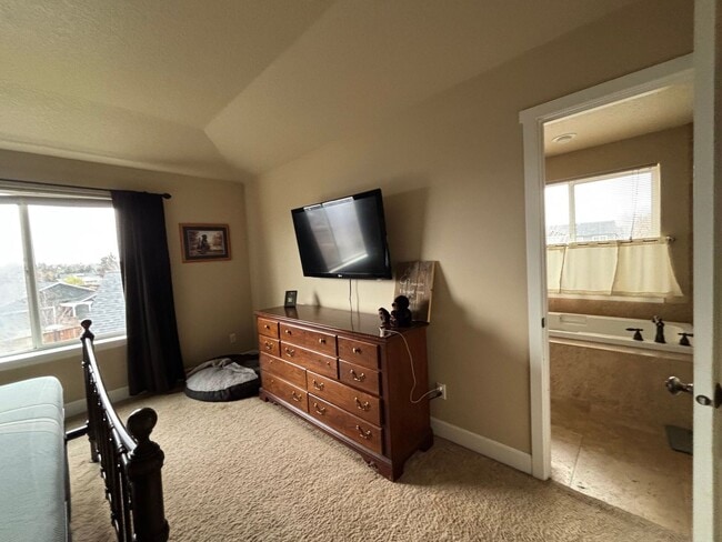 Building Photo - Beautiful and Spacious 4 Bed/2.5 Bath Home...