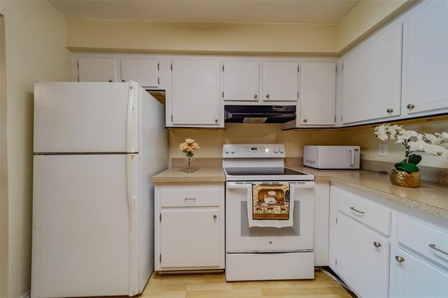 Building Photo - 1706 Belleair Forest Dr