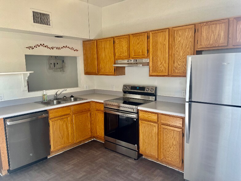 Building Photo - 3409 N Fontana Ave