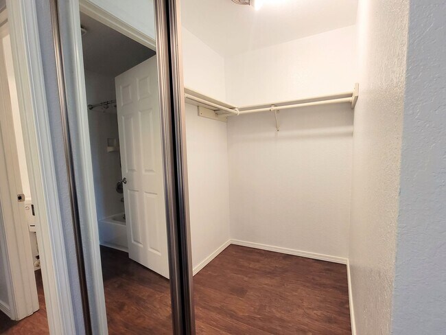 Building Photo - Newly updated condo in Sunn Fjord, close to everything!