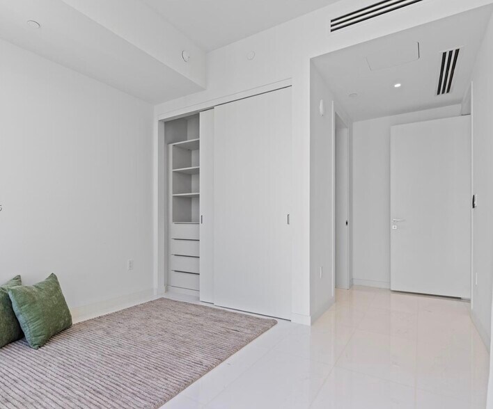 Building Photo - 300 Biscayne Boulevard Way