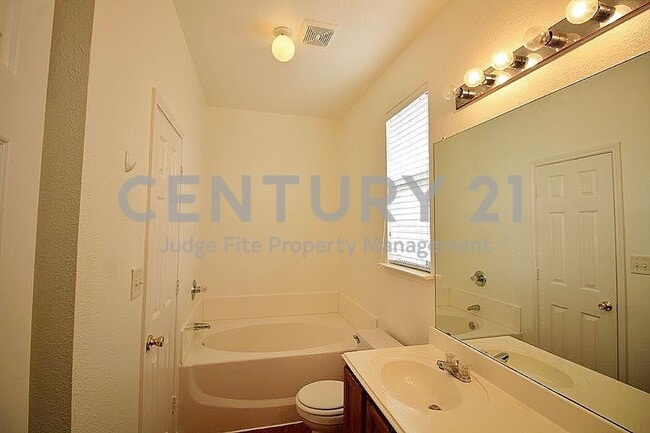 Building Photo - Charming 3/2/2 in Summit Oaks For Rent!