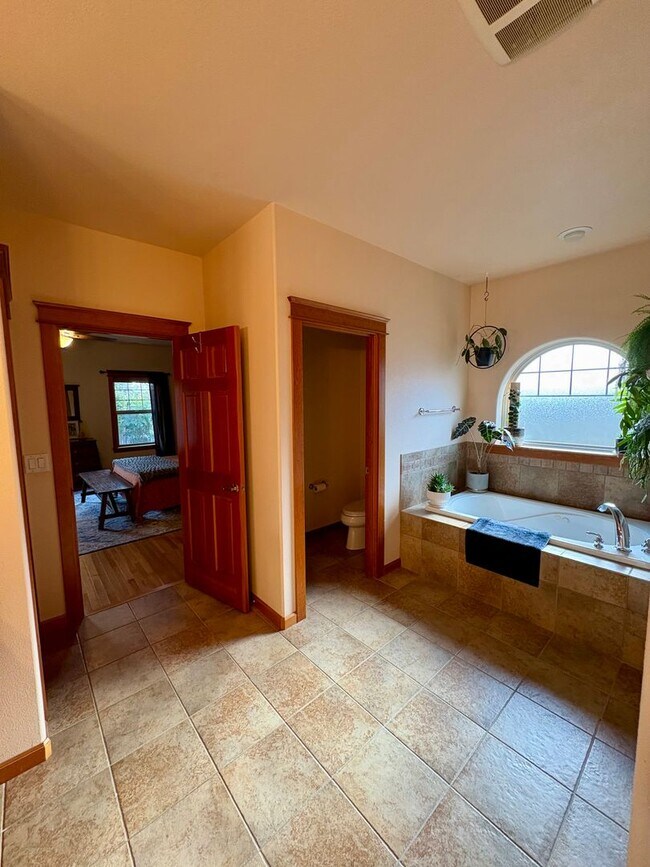 Building Photo - Spacious Luxury Home with Hardwood Floors & Outdoor Living