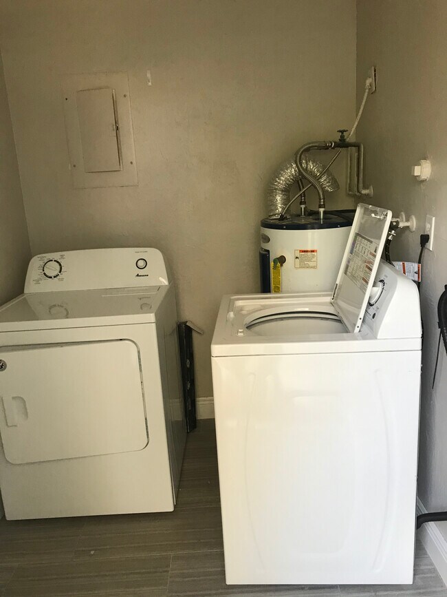 Building Photo - 208 Coventry St