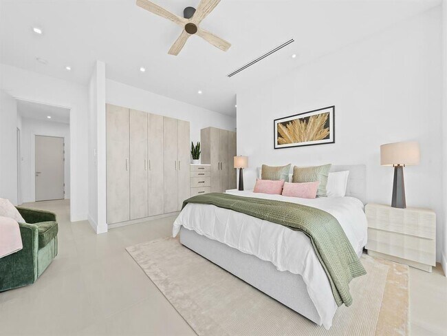 Building Photo - 2657 NE 34th St