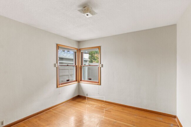 Building Photo - Sunny 4 BR home with lots of space!