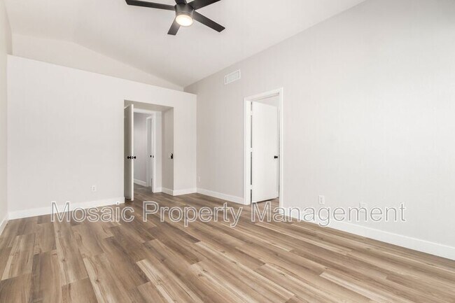 Building Photo - 2252 E Ross Ave