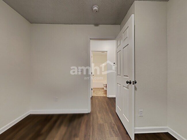 Building Photo - 528 Woodfield Cir