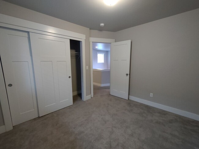 Building Photo - Spacious 3 bedroom 2.5 bath w/ an office a...