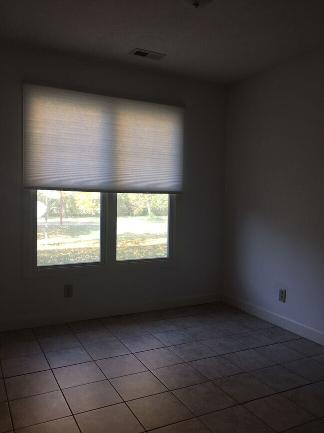 Building Photo - Updated 3 Bedroom Duplex Townhome on Quiet Tree-Lined Street