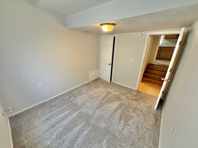Building Photo - 4 Bedroom home!