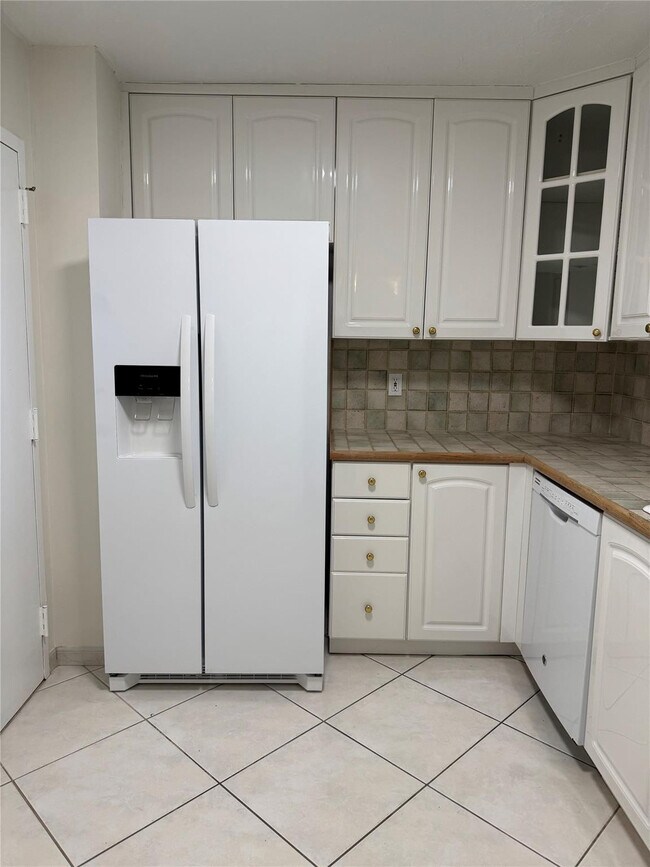 Building Photo - 3015 N Ocean Blvd