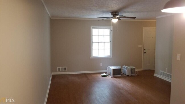 Building Photo - 303 Cedar Creek Rd