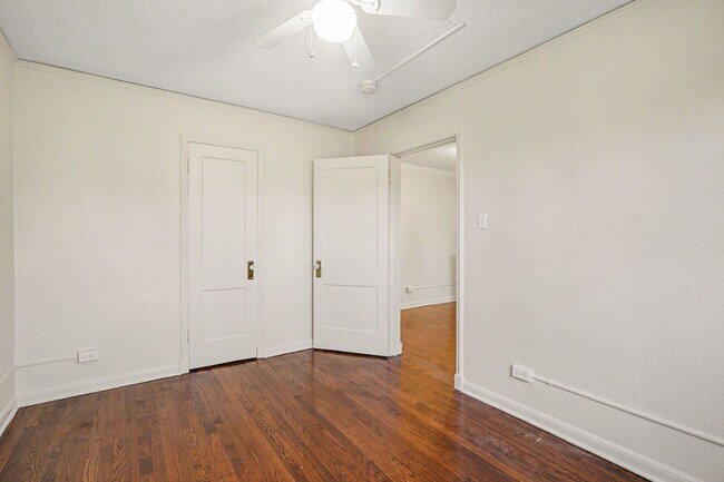Building Photo - Walkable Capitol Hill Condo | Parking Included