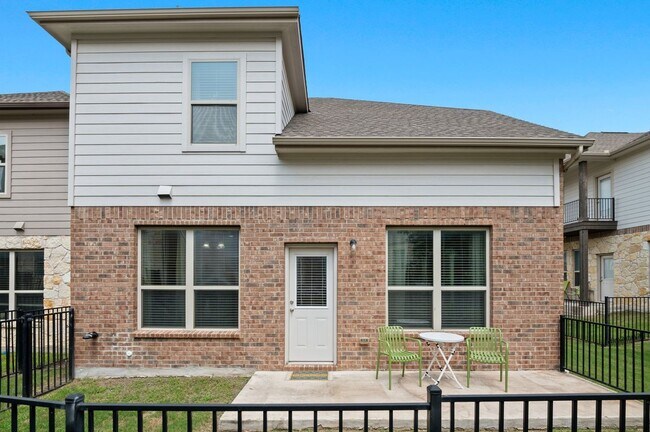 Building Photo - 2105 Town Centre Dr
