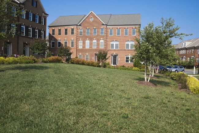 Building Photo - Villages at Urbana Luxury Townhouse For Lease