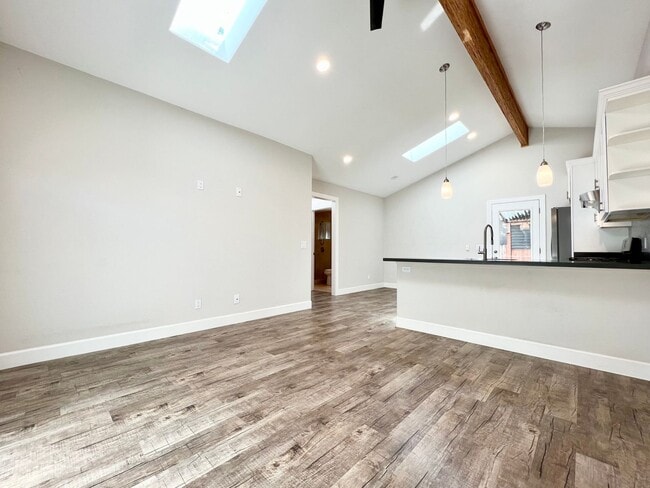 Building Photo - Stunning 1-Bed, 1-Bath with Private Entrance/Parking - UTILITIES INCLUDED!