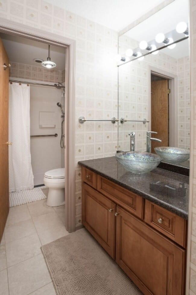 Building Photo - 804 Fairways Dr