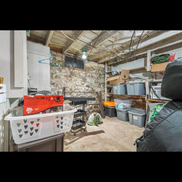 Building Photo - 15 Hackmatack St