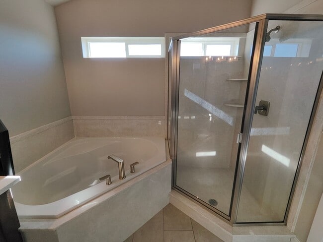 Building Photo - Spacious 4 bed/2.5 bath Home!