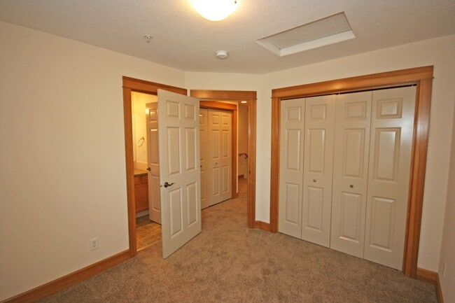 Building Photo - 3 bedroom 3.5 bath town home