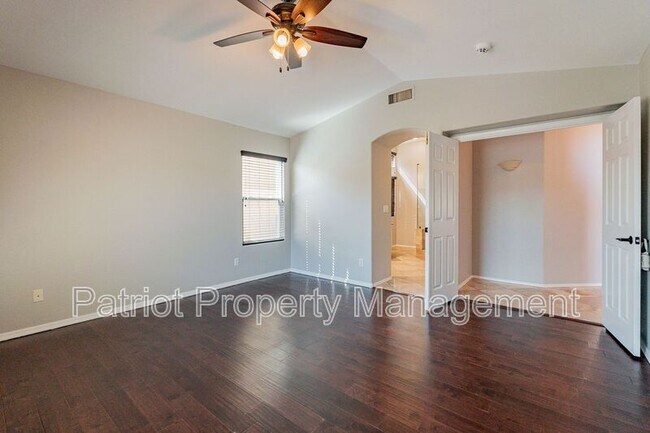 Building Photo - 4704 E Villa Maria Dr