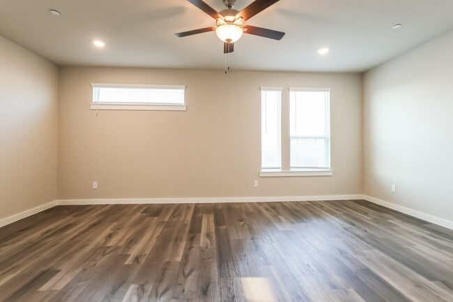 Building Photo - 381 N Centro Cir