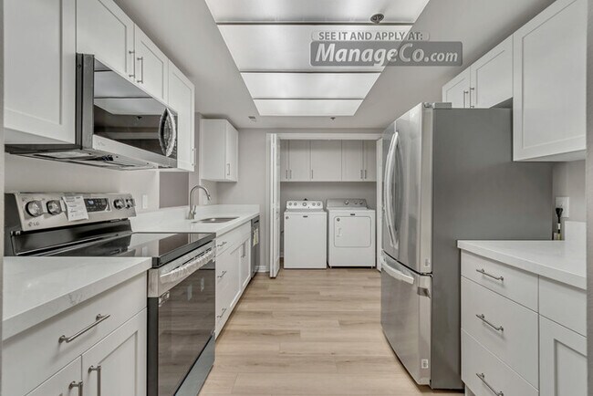 Building Photo - Chic 1BR/1.5BA Condo w/ Unbeatable Downtow...