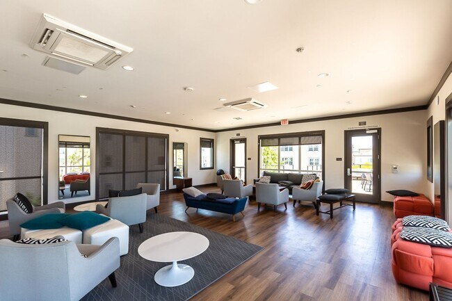 Building Photo - LIGHT & BRIGHT 2 BEDROOM W/GARAGE & LAUNDR...