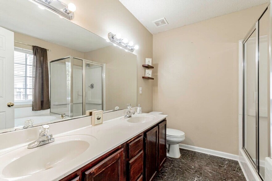 Building Photo - 818 Bentley Dr