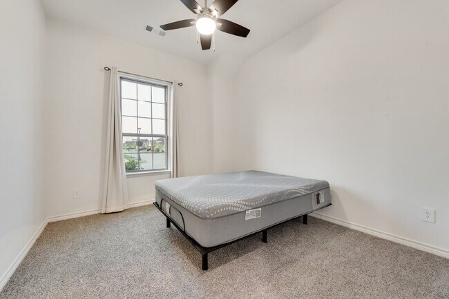 Building Photo - "Spacious 4-Bedroom Retreat with 2.5 Baths...