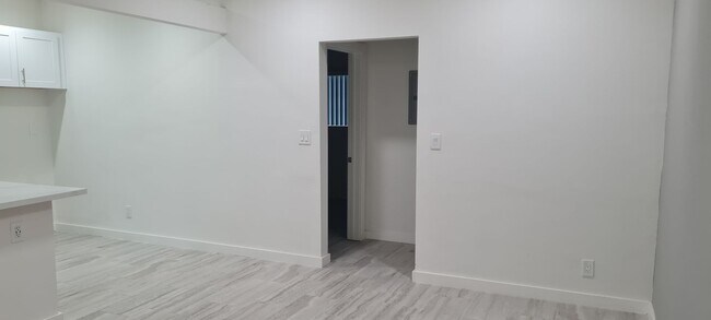 Building Photo - Remodeled 1 Bedroom Unit in Orange