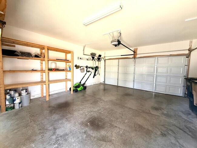 Building Photo - WALK TO 8TH AVE AND 12 SOUTH!  Beautiful 3/2.5 home with garage on 10th Ave S