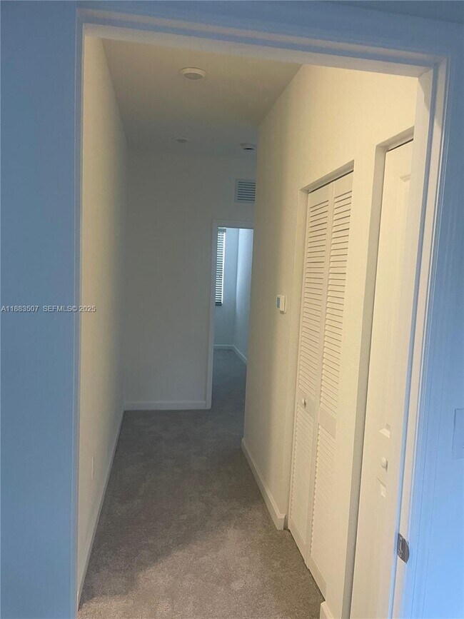 Building Photo - 204 SE 10th St