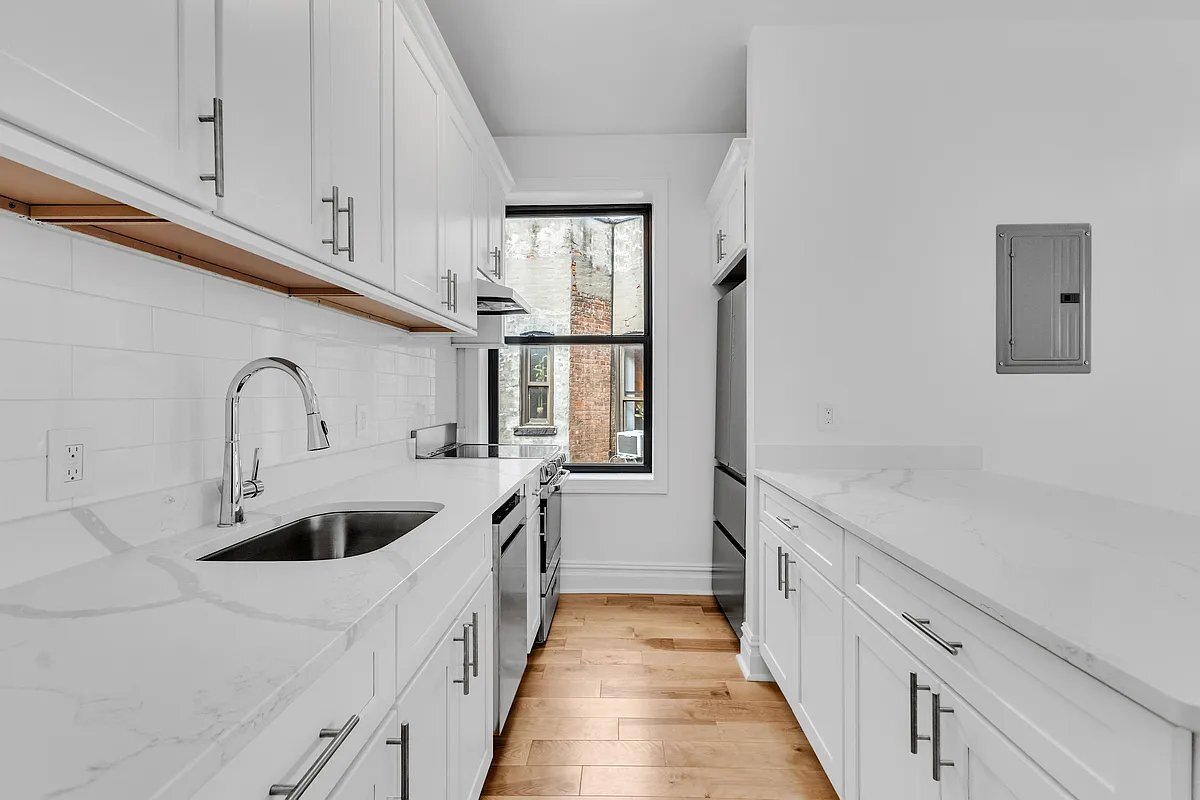 Building Photo - 160 Waverly Pl