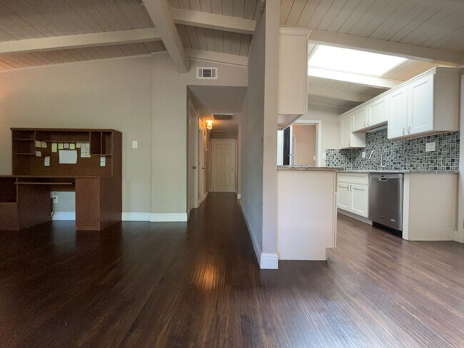 Building Photo - Updated 3 bedroom close to downtown and UC...