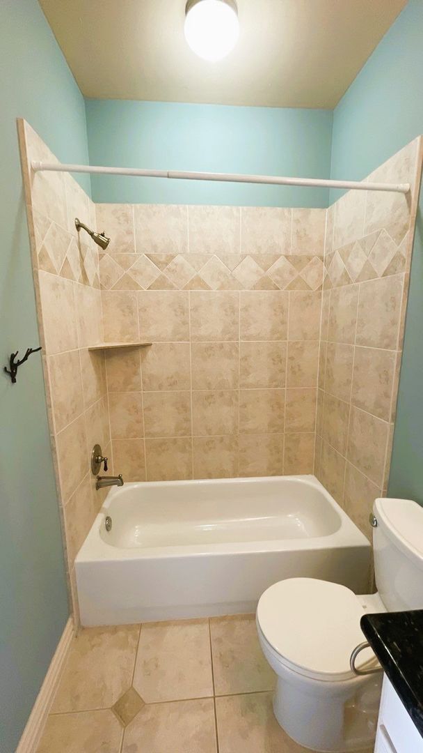 Building Photo - GORGEOUS Townhome in Inner Loop Gated Community **Ask about our NO CASH DEPOSIT option through OB...